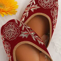 GLAM STORY Women Embellished Ethnic Mojaris Flats-image-33