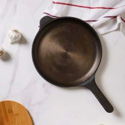 Nestasia Round Pre-Seasoned and Non-Stick Cast Iron Skillet Frying Pan with Handles (9.5-inch)-image-4