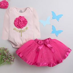 TINY MINY MEE Full Sleeves Floral Applique Detailed Onesie With Bow Embellished Flared Skirt & Headband - Pink-image-44