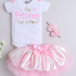 TINY MINY MEE Elastane Half Sleeves The Princess Has Arrived Text Glitter Printed Bow Applique Detailed Onesie & Skirt With Headband Set - Pink-image-8