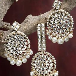 Karatcart Gold-Plated White Pearl Beaded Kundan Earring & Maangtikka Set-14