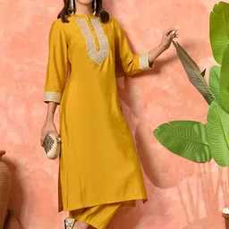Sangria Floral Yoke Design Sequinned Mandarin Collar Straight Kurta With Trousers-picture-19