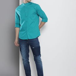The Indian Garage Co Men Blue Mildly Distressed Light Fade Stretchable Jeans-image-62
