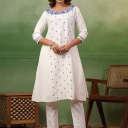Span Women Floral Embroidered Regular Kurta with Trousers-image-85