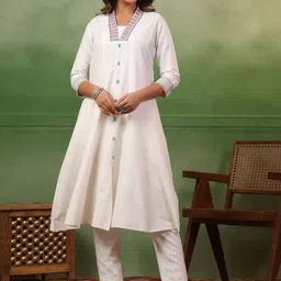 Span Women Floral Embroidered Regular Kurta with Trousers-24