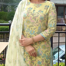 Aaghnya Floral Printed Three-Quarter Sleeves Kurta With Trousers & Dupatta image 5