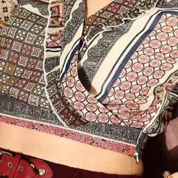 KASSUALLY Multicolor Printed Crop Top image 5