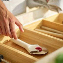 Joseph Joseph White Ringo Easy-Clean Pizza Wheel With Removable Blade-65