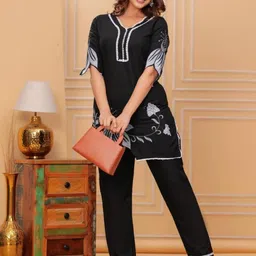 Aaysa Kurti Embroidered V-Neck Tunic With Trousers Co-Ords-picture-15