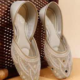 Sole Saga Women Embellished Ethnic Fashion Flats-picture-2