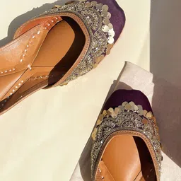 Kurrbat Women Embellished Ethnic Mojaris Flats-picture-14