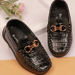 Cute Walk by Babyhug Slip On Solid Loafers with Applique Detailing - Black-picture-27
