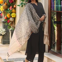 Aaghnya Women Printed Regular Kurta with Palazzos & Dupatta image 3
