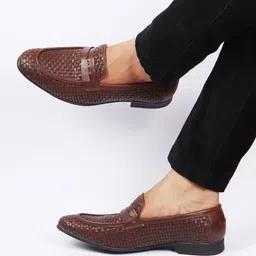 FAUSTO Men Textured Lightweight Loafers-image-14