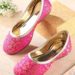 Cute Walk by Babyhug Mojaris - Pink-picture-7