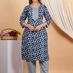 HEERALI FASHION Women Floral Printed Regular Kurta with Trousers-33