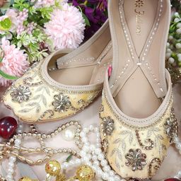 Fulkari Women Embellished Ethnic Mojaris Flats-picture-27