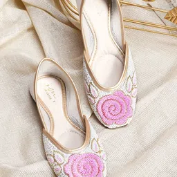 JM Looks Women Embellished Ethnic Mojaris Flats-18