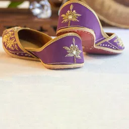 Amaryllis for her Women Embellished Mojaris Flats-image-94