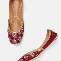 House of Pataudi Women Ethnic Embellished Mojaris-40