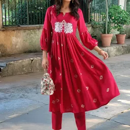 DIVASTRI Women Floral Embroidered Regular Kurta with Trousers-picture-41