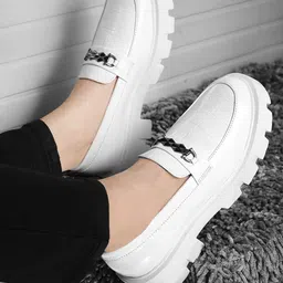 riffway Men Textured Slip-On Sneakers image 5