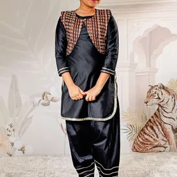 VASTRAMAY Girls Ethnic Motifs Solid Kurta with Salwar & Jacket-image-25