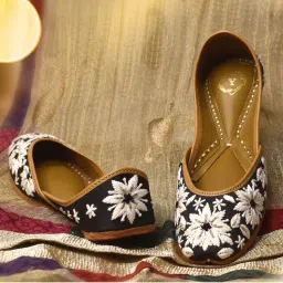 YASSIO Samiya Jutti Sophisticated Tradition in Black Chikankari-picture-49