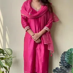 DIVASTRI Floral Embroidered V-Neck Gotta Patti Straight Kurta With Trousers And Dupatta-picture-19