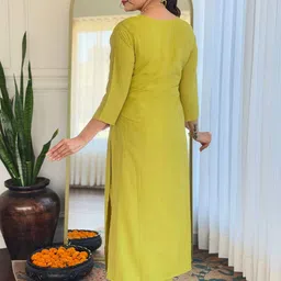 JAPNAAM Floral Yoke Design Regular Zari Work Straight Kurta With Trouser And Dupatta image 5