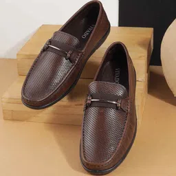WALKWAY by Metro Men Textured Leather Formal Loafers Shoes-image-14