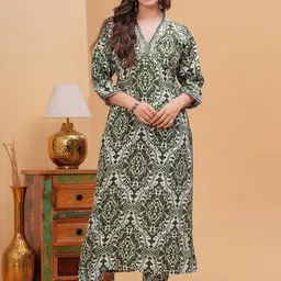 Fashion4word Women Ethnic Motifs Embroidered Regular Thread Work Pure Cotton Kurta with Trousers-18