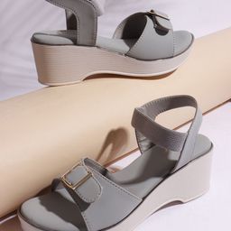 CHINRAAG High-Top Platform Sandals with Buckles-43