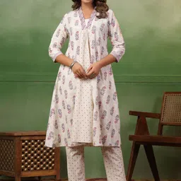 Span Women Floral Printed Regular Kurta with Trousers-41