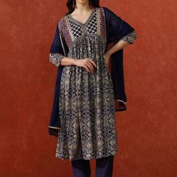 QSH Ethnic Motifs Printed V-Neck Georgette A-line Kurta With Trousers & Dupatta-26