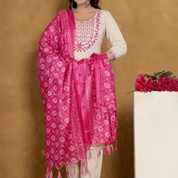 Samhitas Floral Printed Round Neck Straight Kurta With Trousers & Dupatta-picture-18