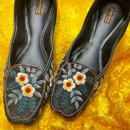 DESI COLOUR Women Embellished Ethnic Mojaris with Embroidered Flats-image-96