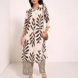 RANGMANCH BY PANTALOONS Women Floral Printed Regular Kurta with Trousers-image-16