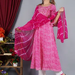 TOULIN Women Pink Leheriya Printed Layered Kurta with Trousers & With Dupatta image 3