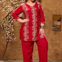 PrettyPlus by Desinoor.com Plus Size Printed Tunic With Palazzos image 2