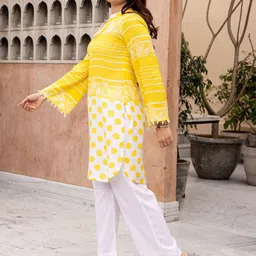 Ambraee Printed Regular Kurta with Trousers image 3