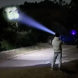oximus Metal Body Light Long Range 2 in 1 Long Distance Up to 0.4 Km high power torch. Torch image 5