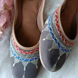 DESI COLOUR Women Embellished Ethnic Mojaris Flats-11