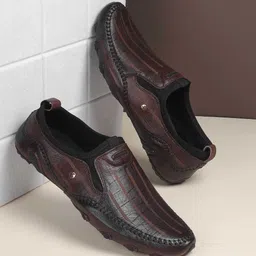 Mochi Men Textured Leather Driving Shoes-image-60