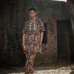 Akiso Black Block Printed Oversized Short Kurta And Straight Pants Co-Ord Set (Set Of 2) image 1