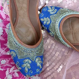 DESI COLOUR Women Embellished Ethnic Mojaris Flats-image-26