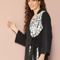 Qurvii Black & White Color-Block Wrap Top image 3