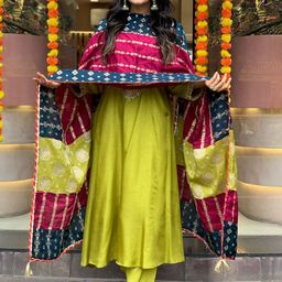 DIVASTRI Floral Yoke Design Zari Work Round Neck A-Line Kurta With Trousers & Dupatta-11