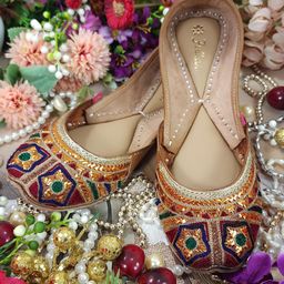 Fulkari Women Embellished Ethnic Mojaris with Embroidered Flats-image-10
