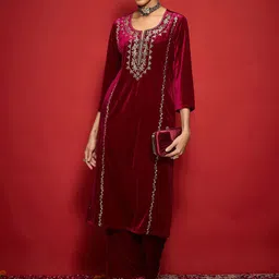 Shae by SASSAFRAS Women Embroidered Grandeur & Majestic Artwork Velvet Kurta-image-84